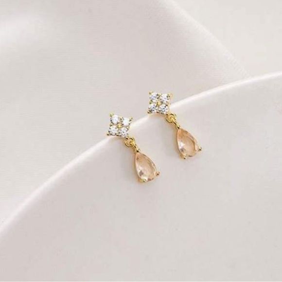 NEW 💎 dainty crystal stud earrings - Picture 3 of 3